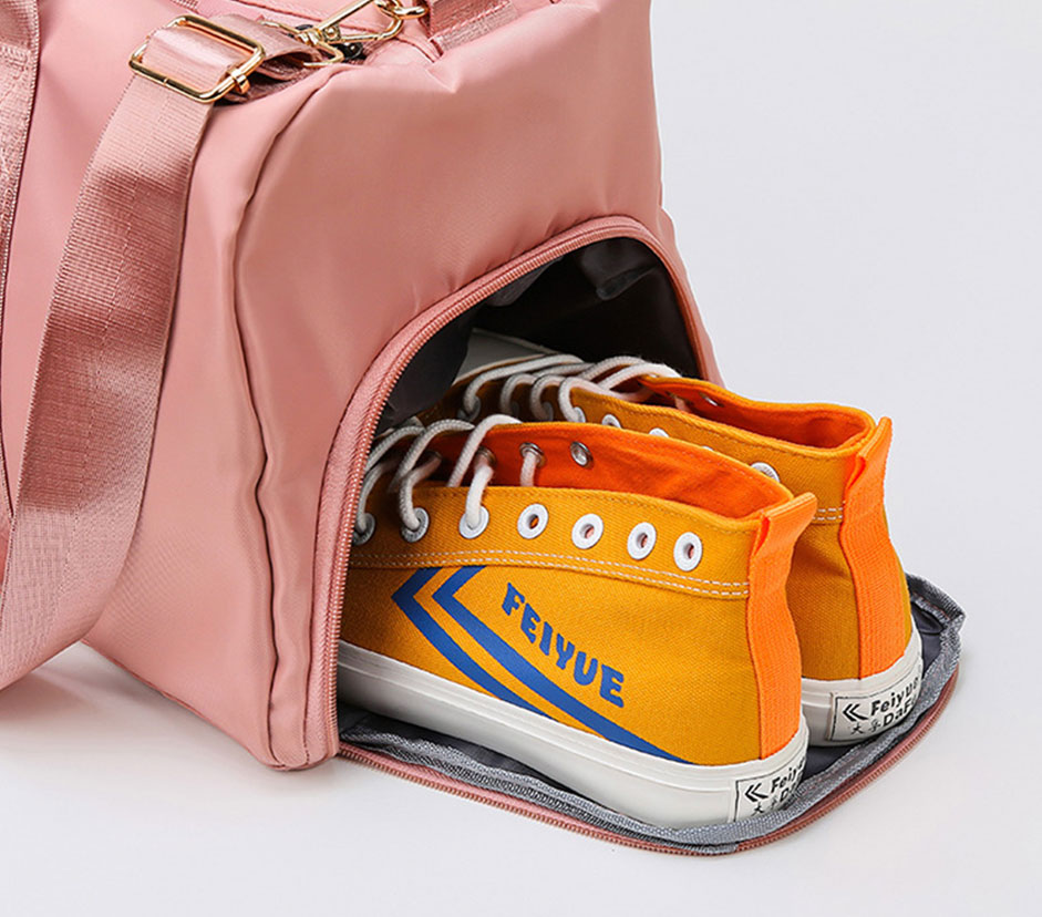 Отделение для обуви у розовой спортивной женской сумки